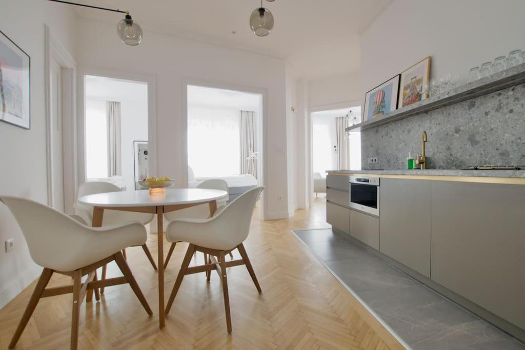 Premium Apartment By Hi - Central 2 Bedroom - Best View Budapesta Exterior foto