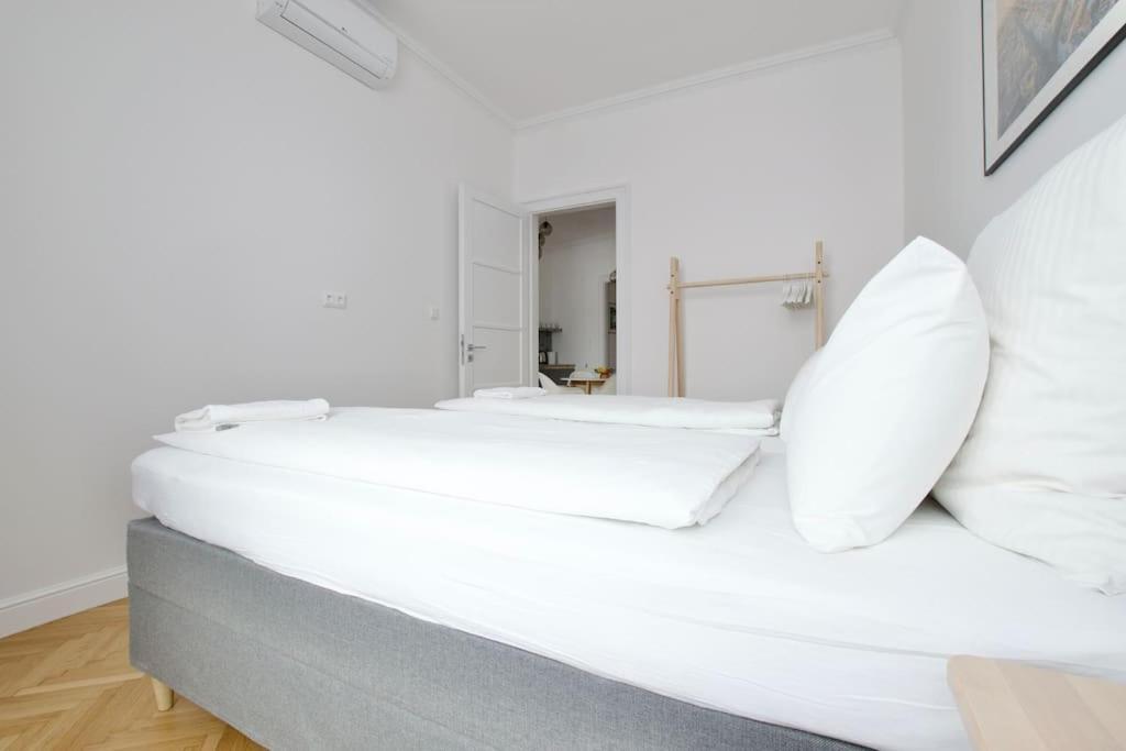 Premium Apartment By Hi - Central 2 Bedroom - Best View Budapesta Exterior foto